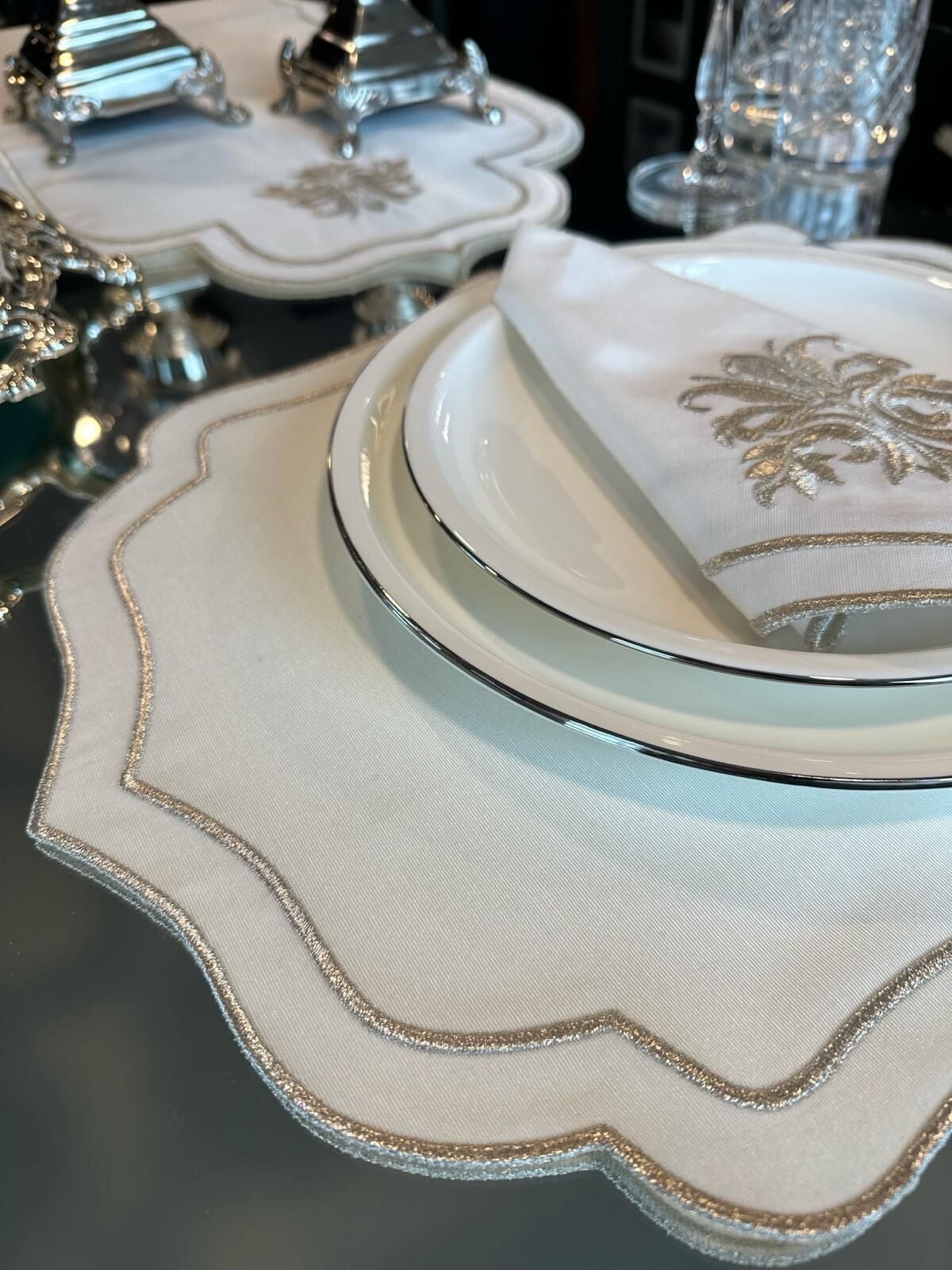 Gümüş Simli Ekru Fay Amerikan Servis 37x47 cm